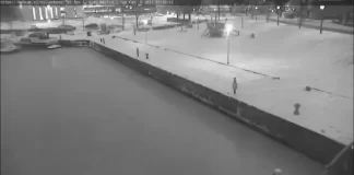 Webcam view of a boat gently floating in the water at Vollenhove Marina, surrounded by calm waves and clear skies.