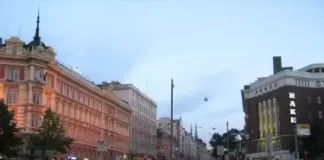 Erottaja Square Webcam - Helsinki, Finland - Live Video