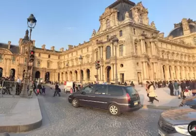Louvre Museum Live Webcam – Paris, France